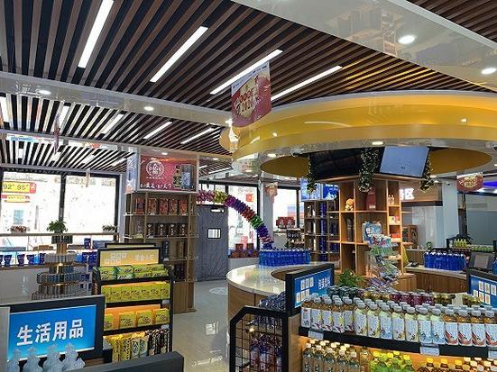 不少加油站还开展了消防器材,轮胎,建材销售,甚至是广告业务